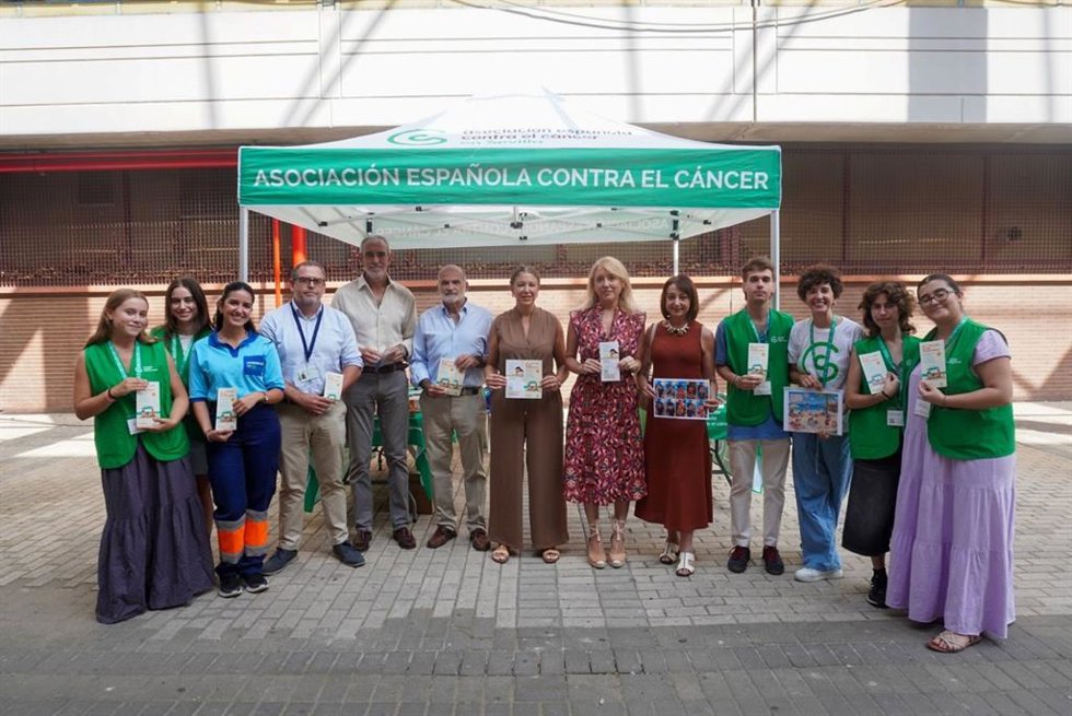 La delegada territorial de Salud y Consumo de la Junta de Andalucía en Sevilla, Silvia Pozo, junto a profesionales de Enfermería del Servicio Andaluz de Salud y voluntariado de la Asociación contra el Cáncer