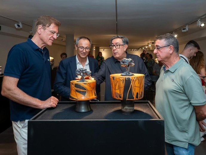 El concejal de Comercio, Mercados y Consumo, Víctor Martín, ha inaugurado este martes la exposición acompañado por el presidente de la Asociación de Ceramistas de Valladolid (ACEVA), Juan Carlos Gimeno