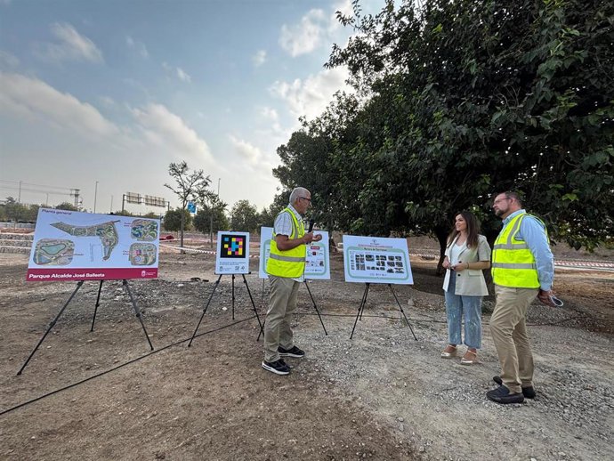 Visita de la alcaldesa de Murcia, Rebeca Pérez, y el concejal de Desarrollo Urbano, José Guillén, a las obras del Parque Metropolitano Alcalde José Ballesta