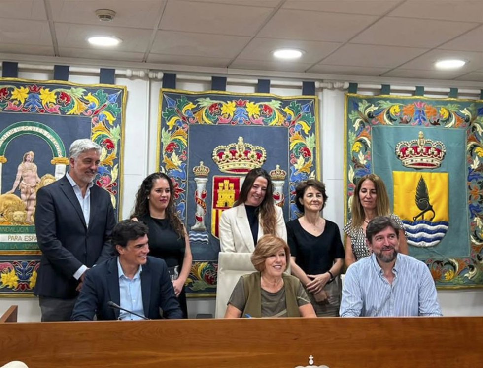 La alcaldesa de Gelves, Isabel Herrera, el responsable de Ingeniería y Construcción en Andalucía Centros de Endesa, Francisco Haro, y la gerente de la Entidad Urbanística Colaboradora del PGOU, Paloma Angulo, junto a otros representantes del proyecto.