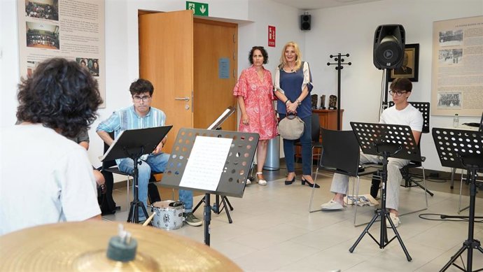 La concejala de Cultura, Recursos Humanos y Policía Local, Aurora Cienfuegos junto a la edil de Cultura, Mercedes Rodríguez, técnica municipal, visitando una de las aulas del XXIII Seminario de Improvisación de Siero.