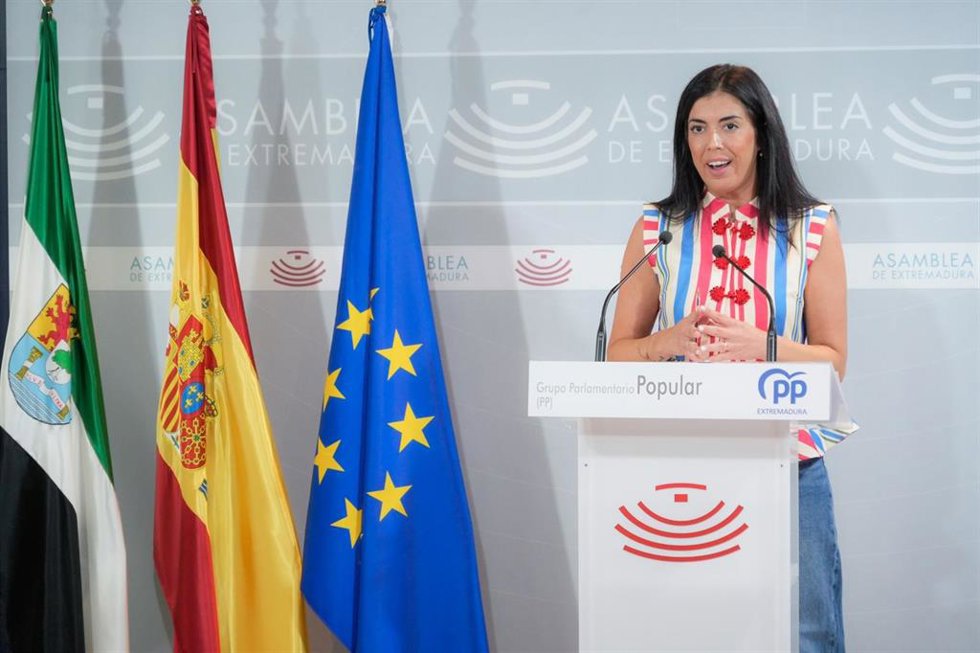 La portavoz de Empleo y Trabajo del Grupo Parlamentario Popular, Isabel Cortés, en rueda de prensa