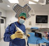 Foto: Cataluña.- El Sagrat Cor (Barcelona) realiza una microcirugía de trasplante de tejido para prótesis de tobillo