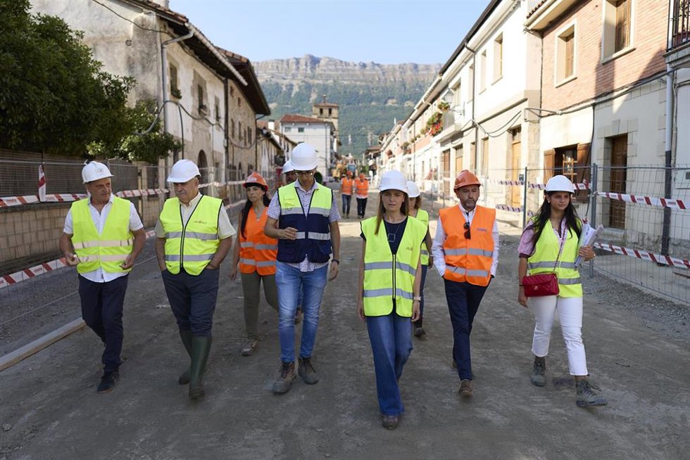 El consejero de Desarrollo Rural y Medio Ambiente del Gobierno de Navarra, José Mari Aierdi, y el alcalde de Uharte Arakil, Txomin Huarte, visitan obras de mejora de redes para prevenir riesgo de inundaciones.
