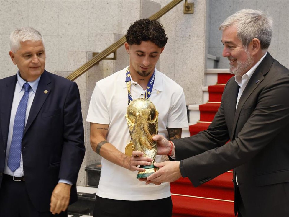 Yéremy Pino es homenajeado en Canarias por su "perseverancia" para ganar el Mundial