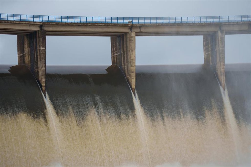 Archivo - Imagen de la presa del Gergal dentro del término municipal de Guillena (Sevilla) aliviando agua.