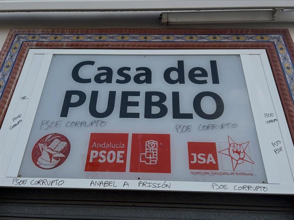 Pintadas vandálicas en la sede del PSOE en Alcalá (Sevilla)