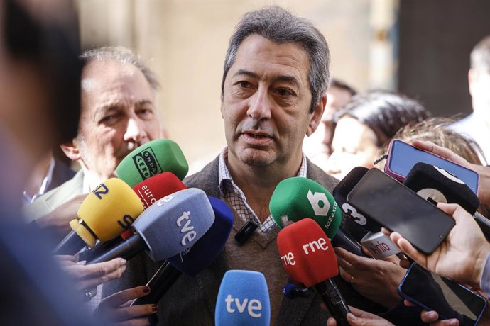 Archivo - Arxiu- El president de Vox a València, Vicente Barrera, atén als mitjans, en una imatge d'arxiu