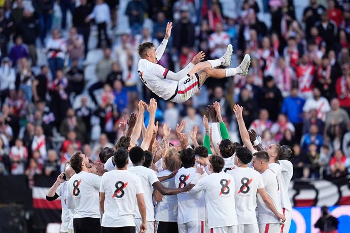 Archivo - Oscar Trejo of Rayo Vallecano is thrown in to the air by teammates during the Spanish League, LaLiga EA Sports, football match played between Rayo Vallecano and Villarreal CF at Estadio de Vallecas on May 17, 2026, in Madrid, Spain.