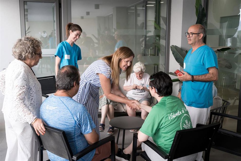 Varias personas desalojadas de residencias de mayores afectadas por los incendios se hospedan en el Centro Integral de Atención Neurorrehabilitadora Grupo 5 CIAN Madrid, a 28 de julio de 2026, en Madrid (España). El centro acoge actualmente a algunos de l