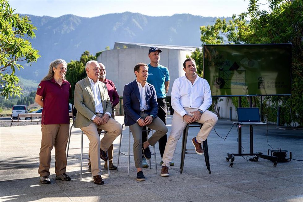El consejero de Transición Ecológica del Gobierno de Canarias, Mariano Hernández (c), en la presentación del nuevo Plan Forestal