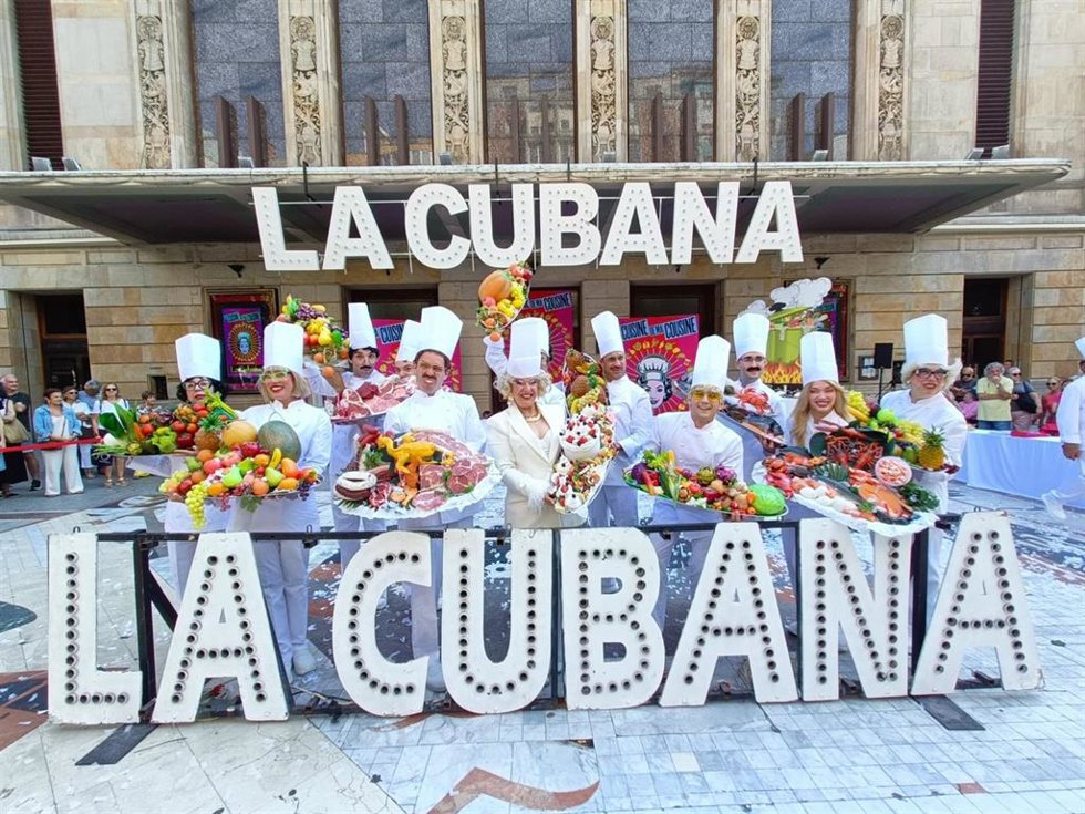La Cubana, presenta en Gijón su nueva gira 'La Cuisine de ma cuisine', frente al teatro Jovellanos.