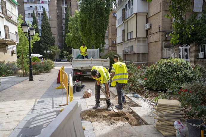 Archivo - Trabajadores llevando a cabo tareas municipales en imagen de archivo.