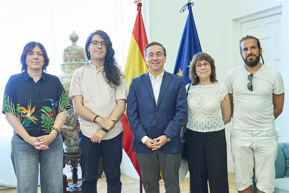 Reunión del ministro José Luis Albares  con estudiantes de la Casa Árabe de Escuelas Aguirre de Madrid