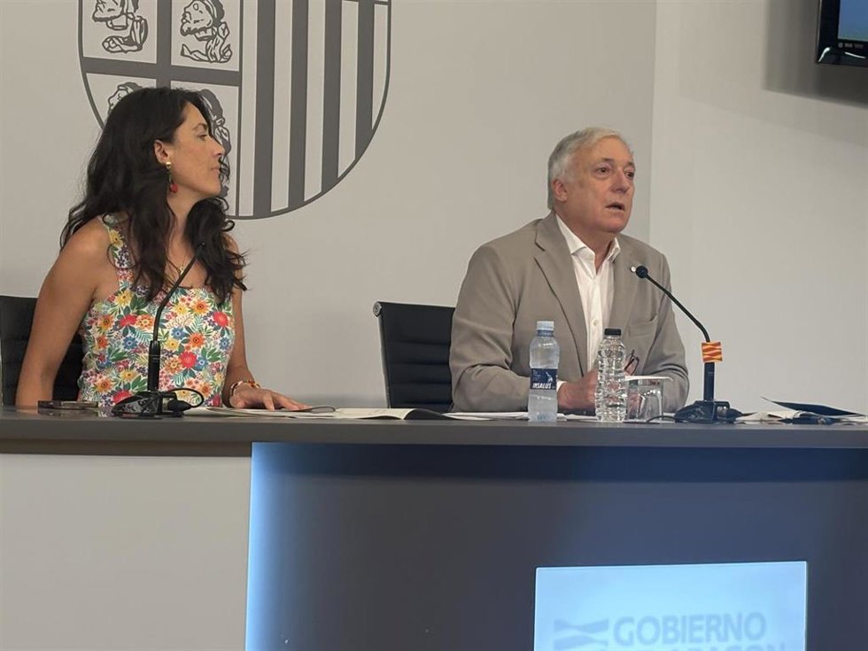 El consejero de Vivienda, Fomento, Logística y Cohesión Territorial, Octavio López, y la directora general de Vivienda, María Pía Canals.