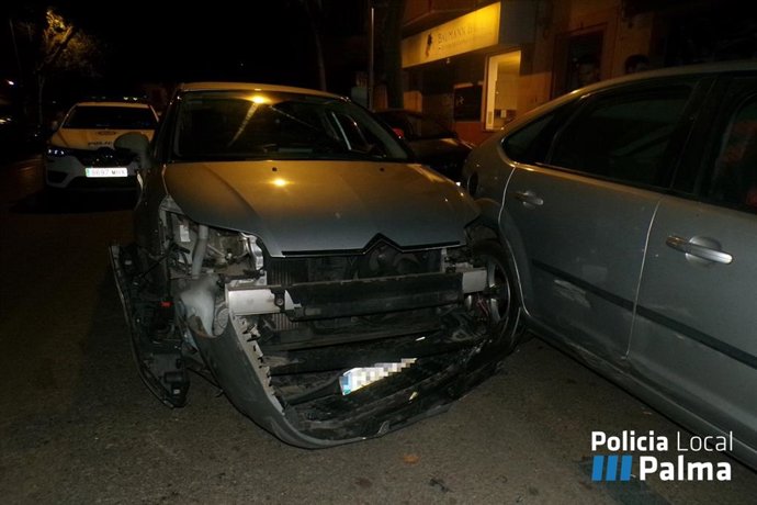 Investigado por conducir ebrio tras chocar contra seis vehículos aparcados en Palma.