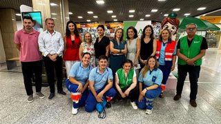Botella (de pie, 4ª dcha.), en la jornada informativa de la campaña 'Sol y piel sana no son incompatibles'.