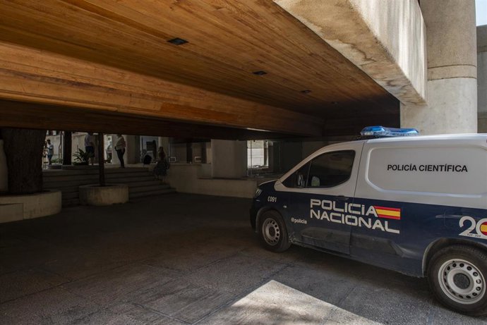 Archivo - Furgón de la Policía Científica investigando el robo en el Museo de Albacete.
