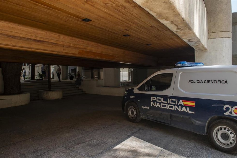 Archivo - Furgón de la Policía Científica investigando el robo en el Museo de Albacete.
