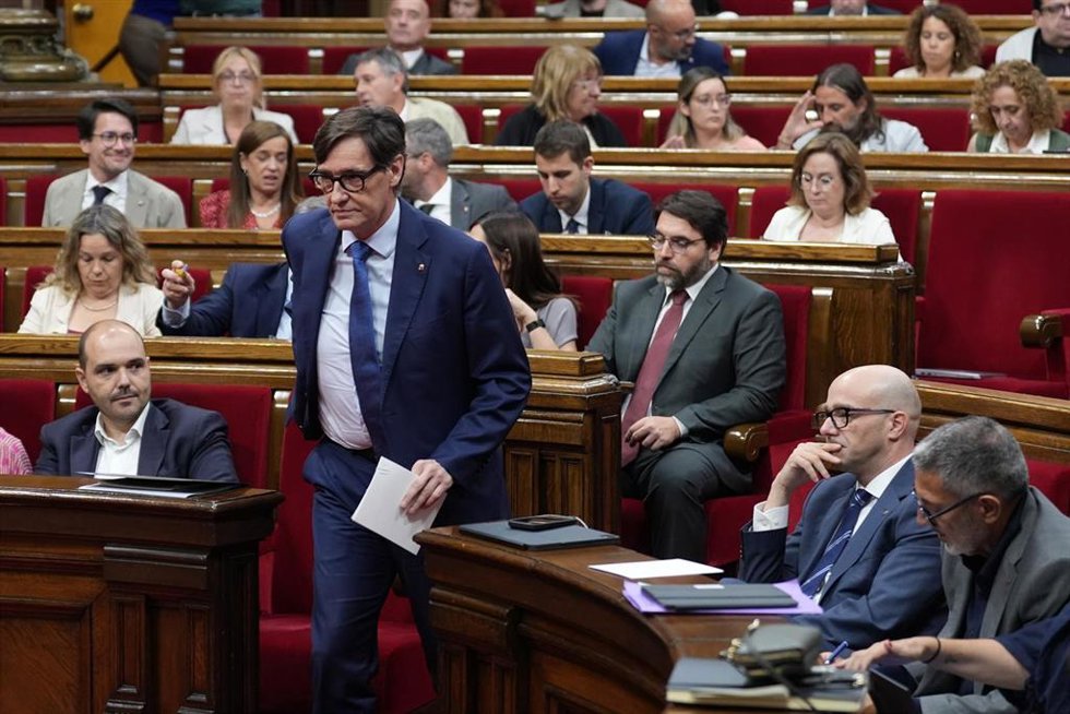 El president de la Generalitat, Salvador Illa (2i) y el nuevo conseller de Derechos Sociales e Inclusión, Raúl Moreno (2d), durante una sesión plenaria, en el Parlament de Catalunya, a 22 de julio de 2026, en Barcelona, Catalunya (España). 