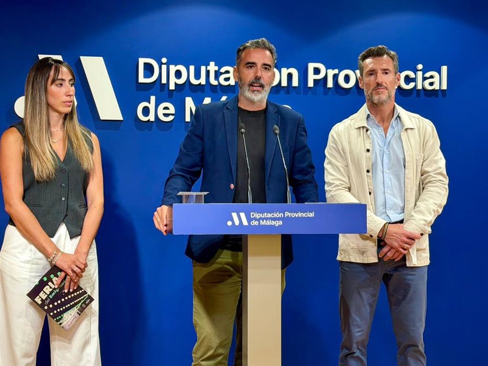 El diputado Luis Rodríguez, acompañado por el alcalde de Villanueva del Rosario, Ignacio Ramos y de la concejala de Protocolo, Claudia Vegas.