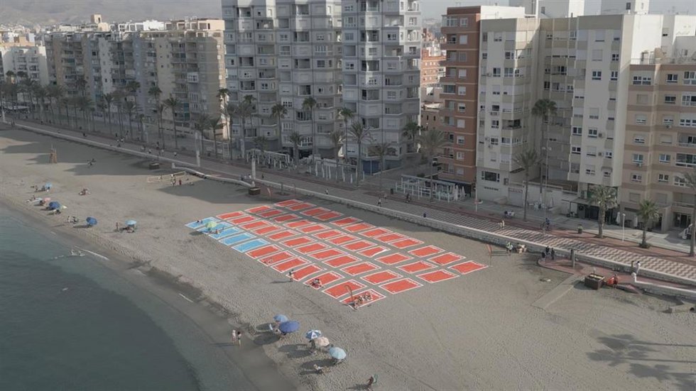 Toallas gigantes colocadas en la playa del Zapillo, en Almería.