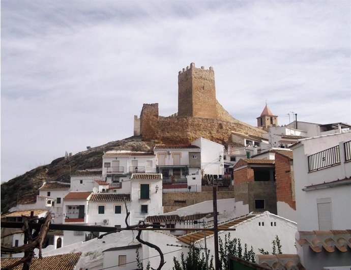 Archivo - Iznájar y su castillo, en una imagen de archivo.