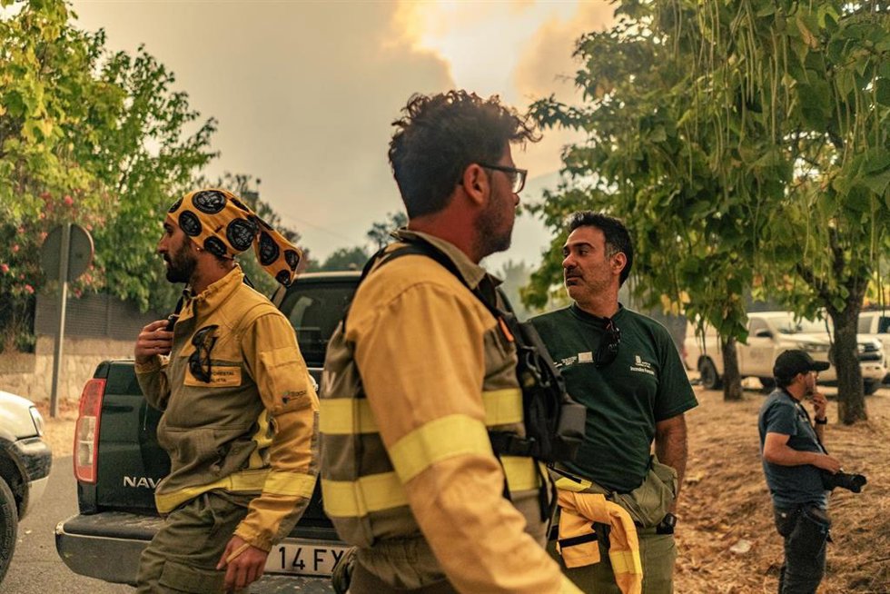 Varios bomberos forestales, a 25 de julio de 2026, en La Adrada, Ávila, Castilla y León (España). 