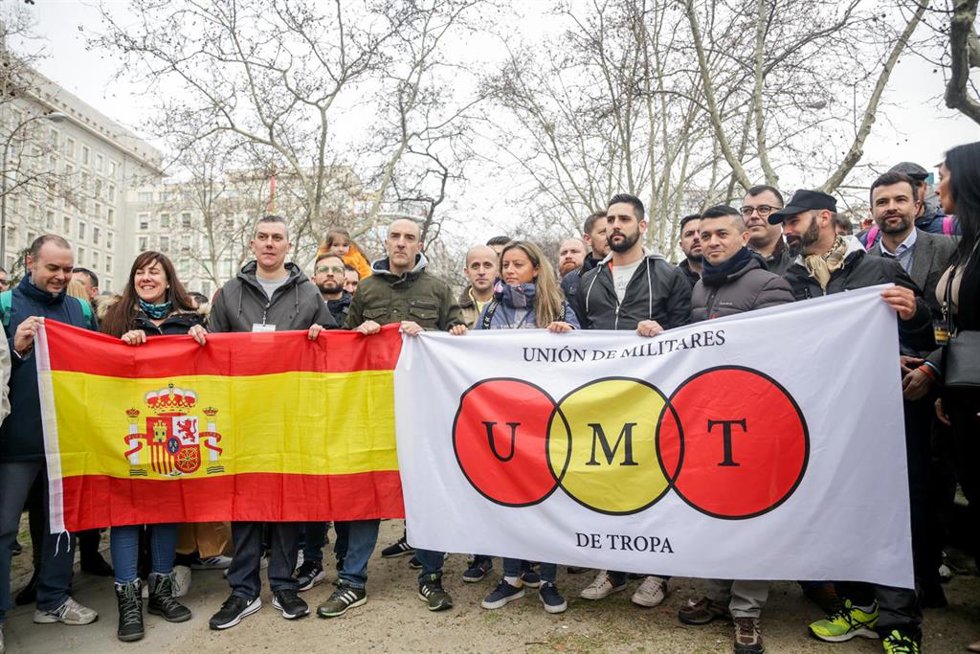 Archivo - Participantes en la concentración convocada por la Unión de Militares de Tropa (UMT) frente al Ministerio de Defensa para pedir mejores condiciones de los militares, en Madrid a 8 de febrero de 2020.