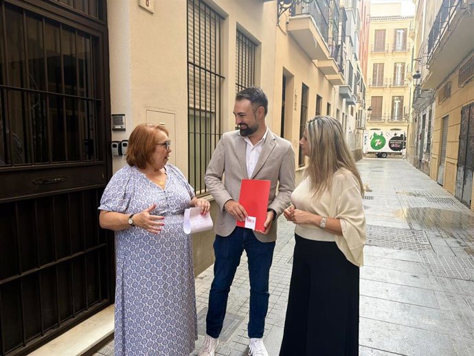 El portavoz municipal del PSOE, Mariano Ruiz Araujo, junto con las concejalas Carmen Martín y Lorena Doña.