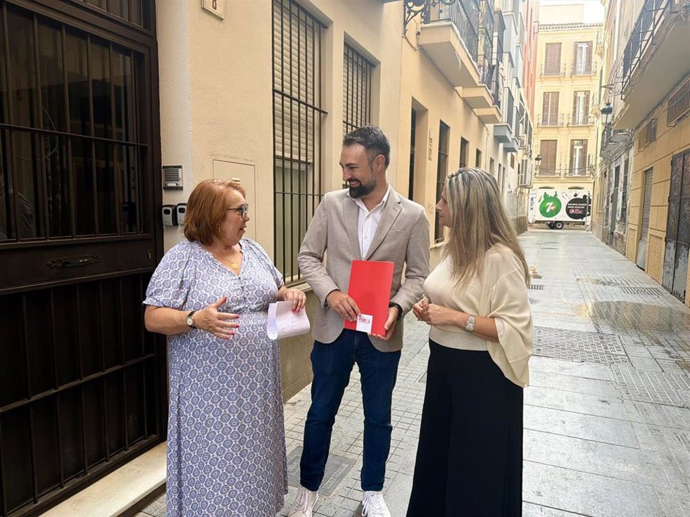 El portavoz municipal del PSOE, Mariano Ruiz Araujo, junto con las concejalas Carmen Martín y Lorena Doña.