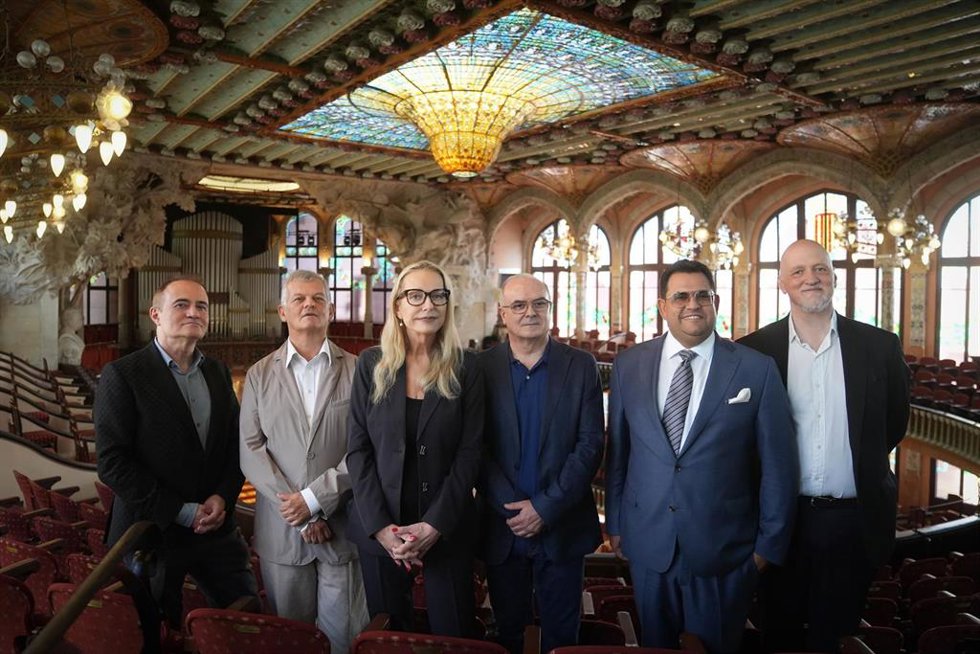 Foto de familia durante la presentación de la gira española de la Orquesta del Festival de Bayreuth, en el Palau de la Música, a 28 de julio de 2026, en Barcelona