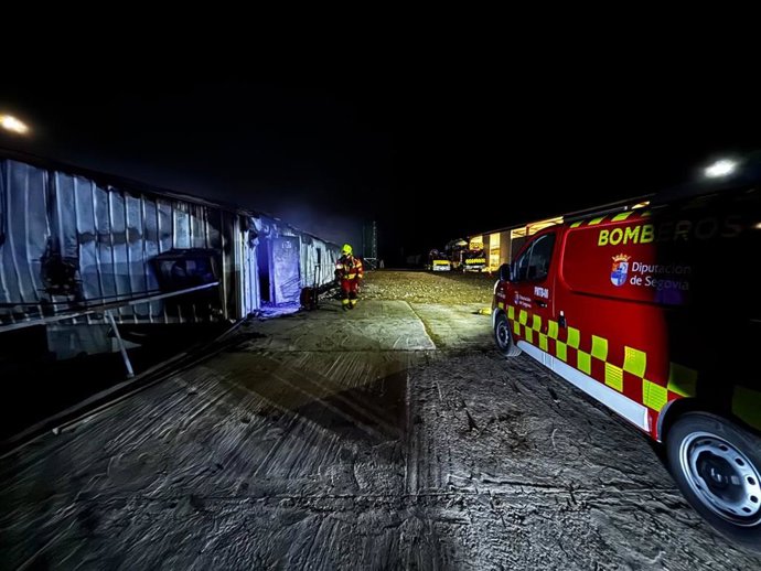 Los Bomberos de la Diputación de Segovia evitan el calapso de una nave de cunicultura incendiada en Olombrada