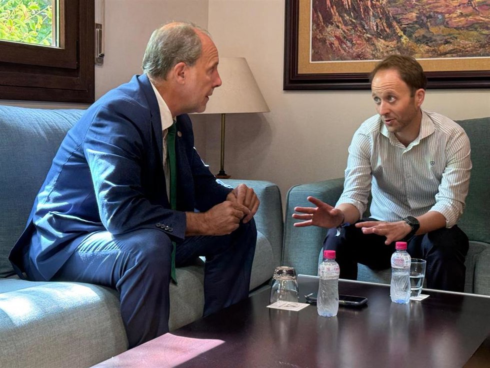Primera reunión institucional entre el delegado del Gobierno andaluz, Erik Domínguez, y el rector de la UJA, Nicolás Ruiz