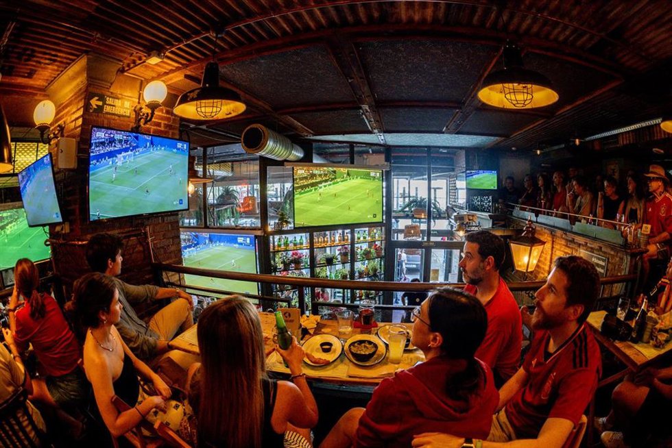 Archivo - Ambiente en un restaurante durante el partido entre España y Arabia Saudí del Mundial de Fútbol 2026 