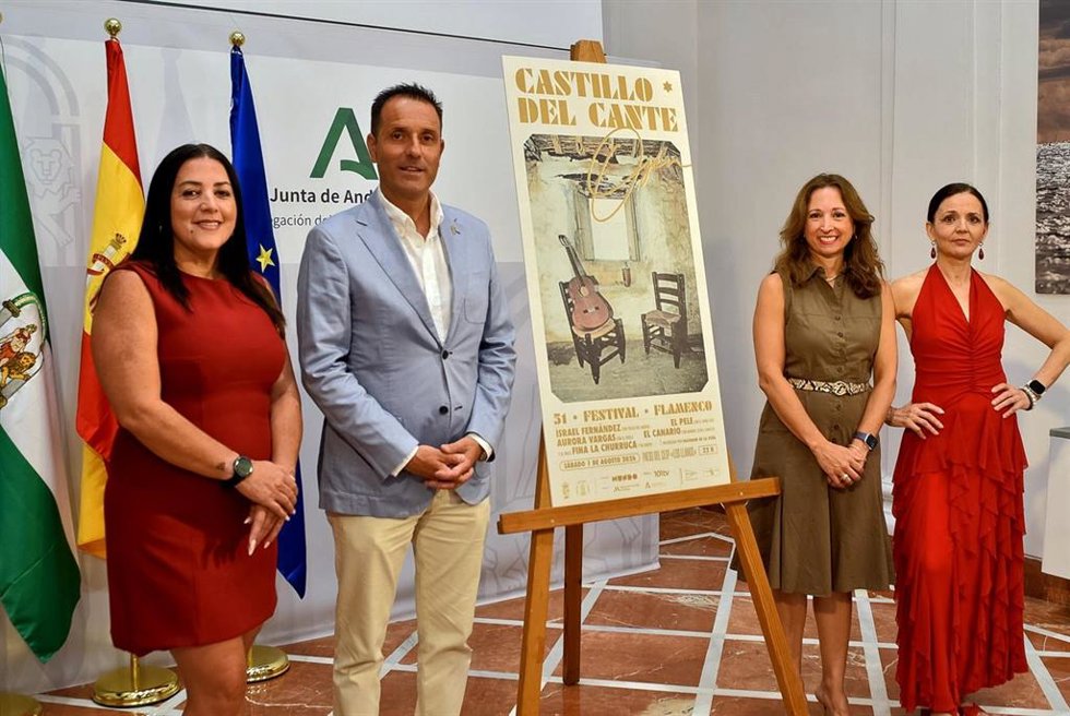 La delegada del Gobierno de la Junta de Andalucía en Málaga, Patricia Navarro, junto al alcalde de Ojén, Juan Merino; la concejala de Cultura y Fiestas, María José Cámara; y la artista flamenca , Josefina García, en la presentación del Castillo del Cante
