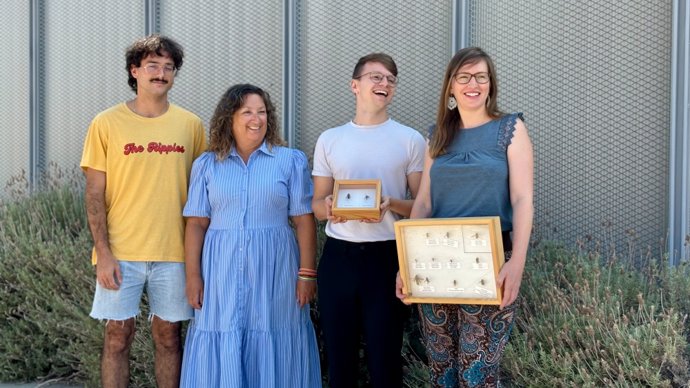 Un grupo de investigadores del grupo de Entomología Aplicada (Bee-etal Lab) de la Universitat de les Illes Balears (UIB).