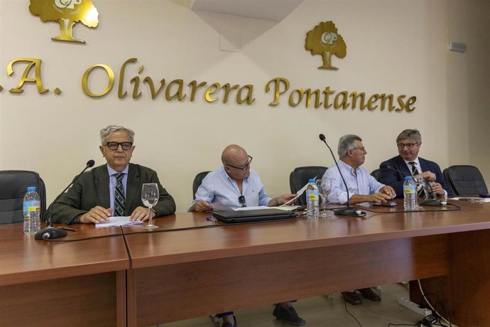 El presidente de la Diputación de Córdoba, Salvador Fuentes (izda.), en su visita a Puente Genil.