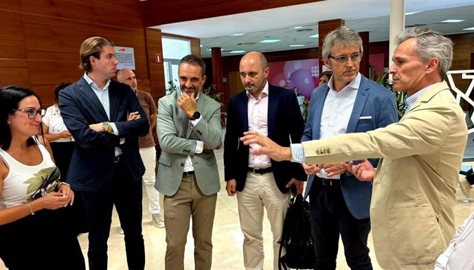 El consejero de Empresa, Empleo y Economía Social, Luis Alberto Marín, y la alcaldesa de Yecla, Remedios Lajara, visitaron hoy el Cetem