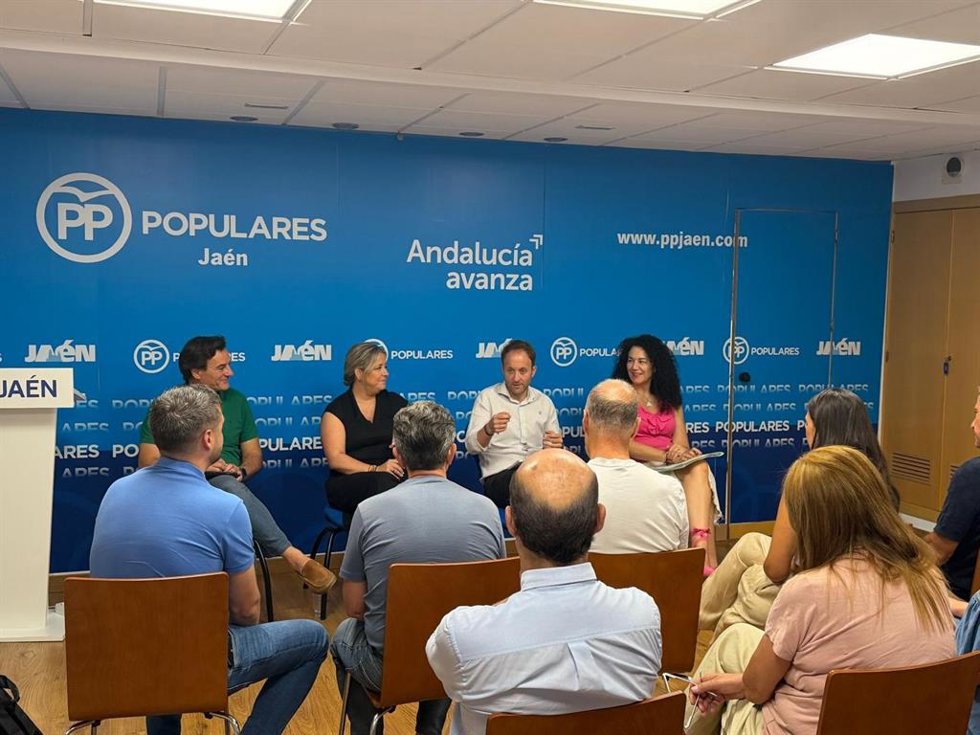 Reunión del grupo del PP en el Ayuntamiento de Jaén con la candidata a la Alcaldía de Jaén, Isabel Azañón