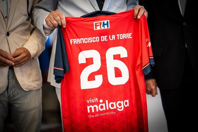 Málaga renueva su acuerdo con la Real Federación Española de Hockey y presenta las camisetas para el Campeonato del Mundo de 2026