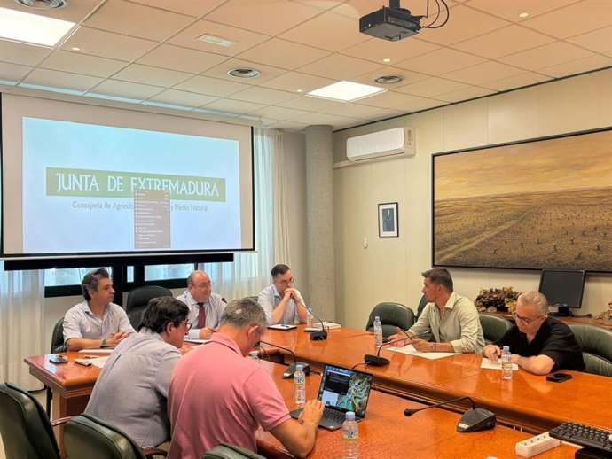 Responsables de UPA-UCE y Asaja Extremadura se reúnen con el consejero de Agricultura, Juan José García