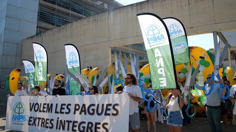 Concentración de los docentes por la recuperación de las pagas extras frente a la Conselleria de Educación y Universidades.