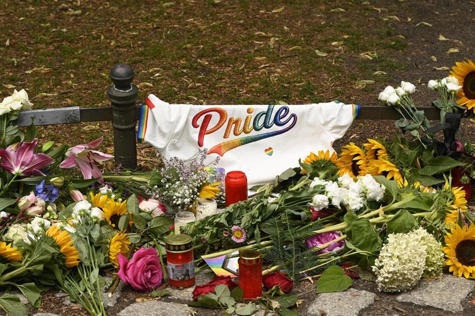 Flores en conmemoración a las víctimas del ataque al desfile del Orgullo en Berlín.
