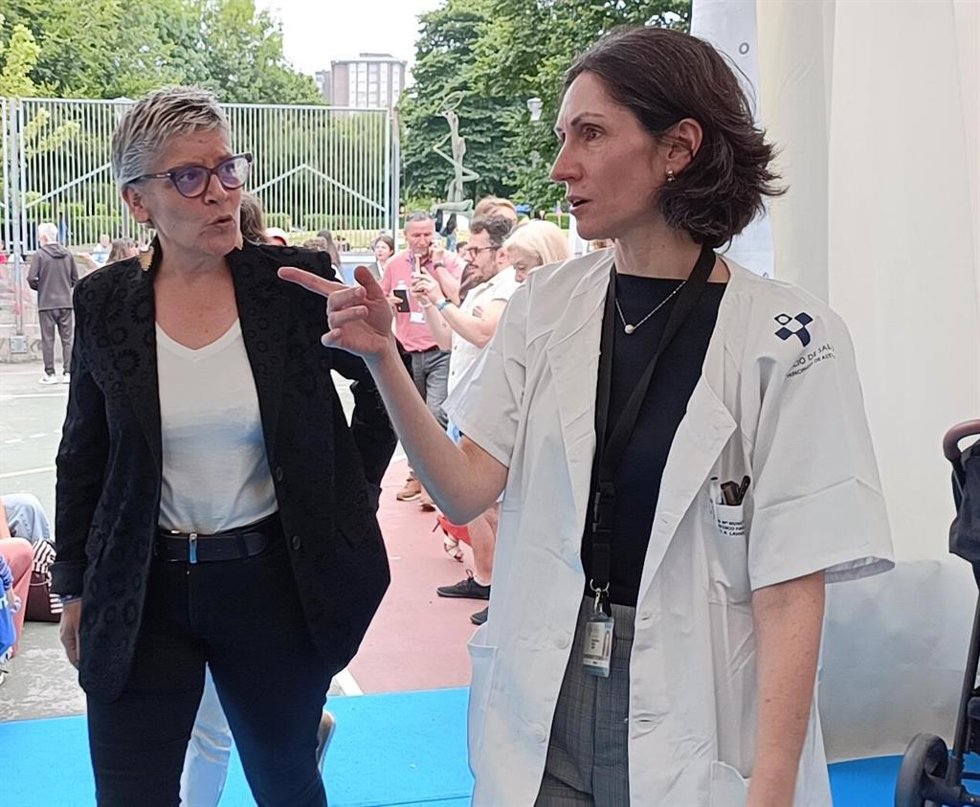 Archivo - La consejera de Salud del Principado de Asturias, Concepción Saavedra (izda), participa en la II Feria de Salud de Laviada ¡LAViaDA en movimiento!, en la pista polideportiva de Laviada, en Gijón.