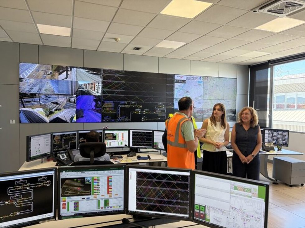 Visita de la alcaldesa y la consejera de Movilidad Sostenible al puesto de mando del tranvía de Vitoria-Gasteiz