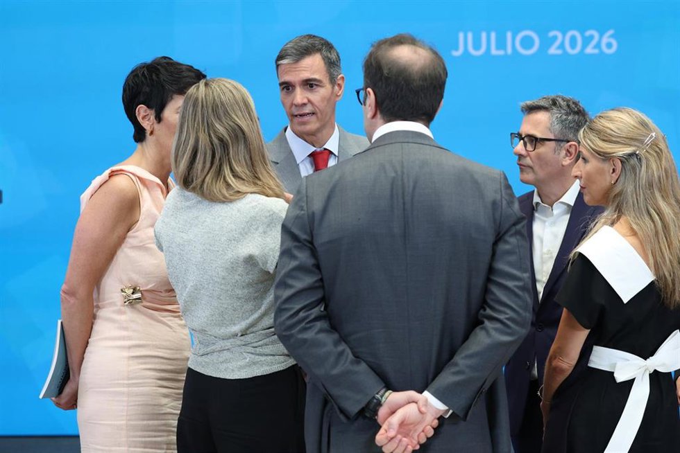 El presidente del Gobierno, Pedro Sánchez (i), junto con el ministro de la Presidencia, Justicia y Relaciones con las Cortes, Félix Bolaños (2d) y la vicepresidenta segunda y ministra de Trabajo y Economía Social, Yolanda Díaz (1d), tras la rueda de prens