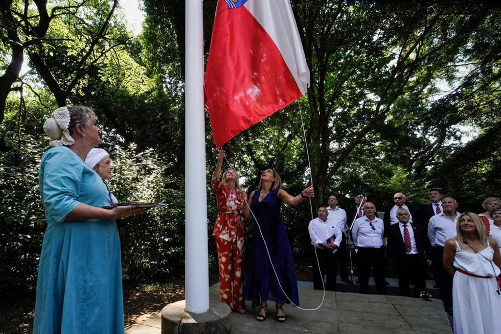 Buruaga y González Revuelta izan la bandera de Cantabria en Puente San Miguel