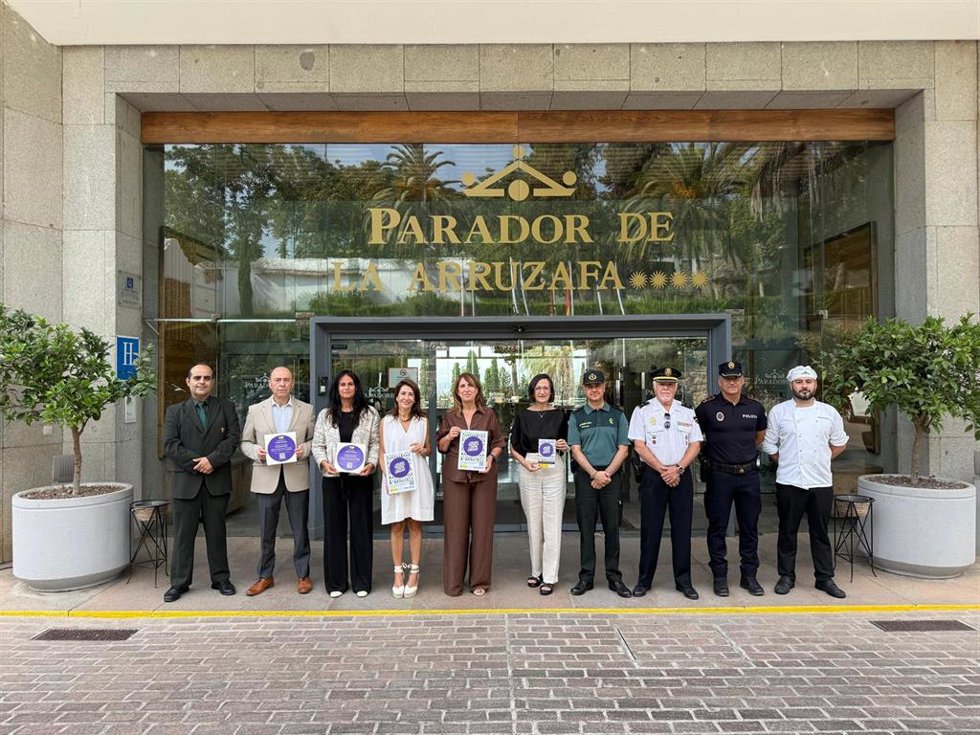 Asistentes al acto de colocación de la pegatina de Punto Violeta en el Parador de Córdoba.