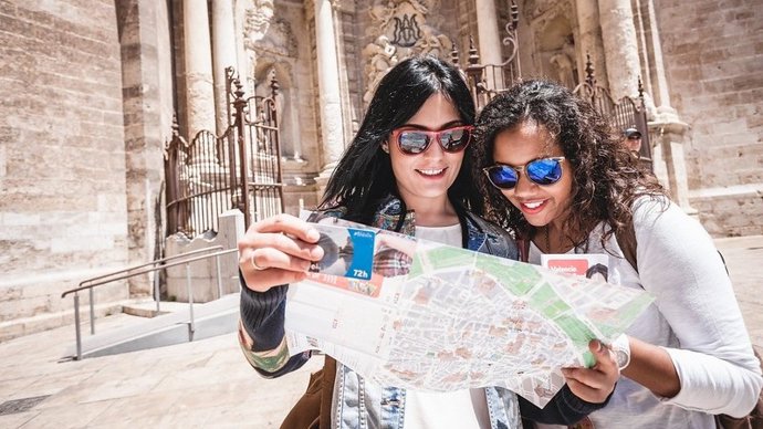 Imagem de turistes en la ciutat de València.